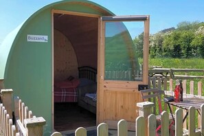 Cabin | Outdoor dining - Green Dragon and Kitchen Pod - Sleeps 2 & Parking (Welshpool)