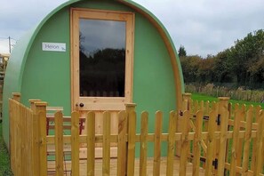 Property grounds - Green Dragon and Kitchen Pod - Sleeps 2 & Parking (Welshpool)