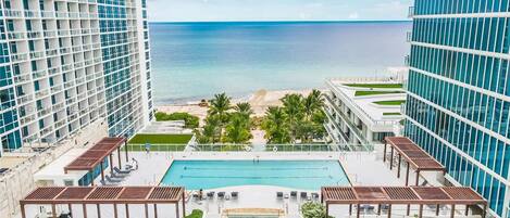 2 utendørsbassenger, bassengparasoller og solsenger