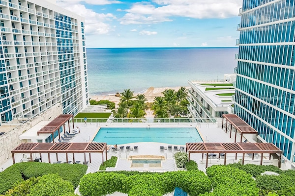 2 albercas al aire libre, sombrillas en la alberca y camastros