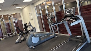 A gym with treadmills, ellipticals, and weight machines. - Cozy studio condo with direct ocean view in amazing Daytona Beach (Daytona Beach)