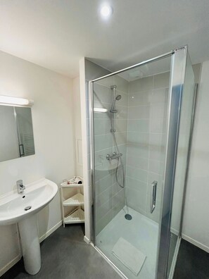 Een haardroger, handdoeken