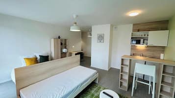 Desk, WiFi, bed sheets