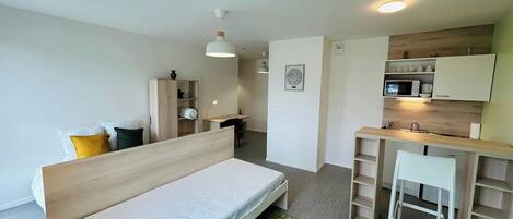 Een bureau, wifi, beddengoed