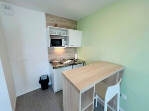 Kühlschrank, Mikrowelle, Wasserkocher mit Kaffee-/Teezubehör, Toaster