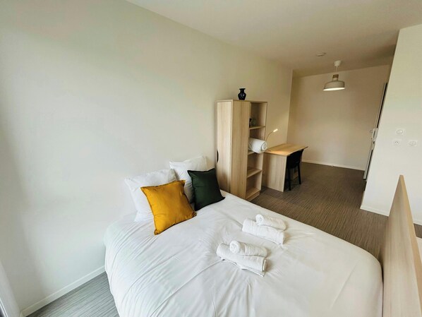 Escritorio, wifi y ropa de cama