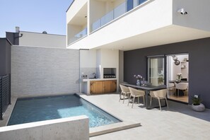 Utomhuspool och uppvärmd pool