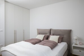 2 quartos, ferros/tábuas de passar roupa, berço de viagem