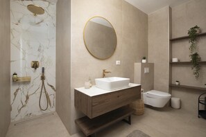 Douche, séchoir à cheveux, serviettes fournies, savon