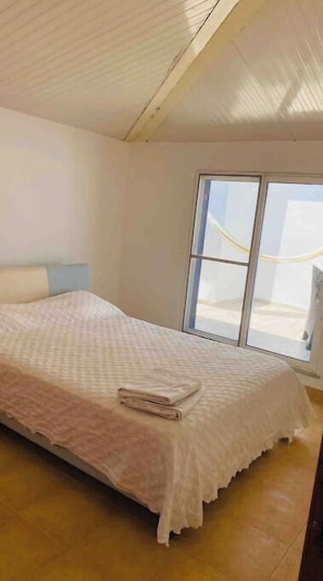 2 bedrooms, iron/ironing board, WiFi