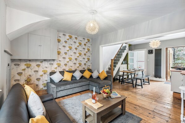 Smart TV, fireplace - Cozy Retreat in Brighton – Perfect for Families & Professionals (Brighton and Hove)