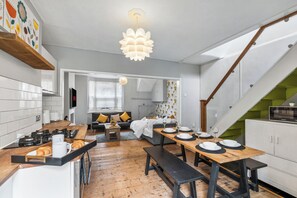 Dining - Cozy Retreat in Brighton – Perfect for Families & Professionals (Brighton and Hove)