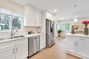 Private kitchen - Spacious 5BR Retreat-Sleeps 10+ (El Cajon)