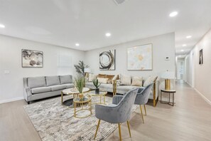 TV - Spacious 5BR Retreat-Sleeps 10+ (El Cajon)