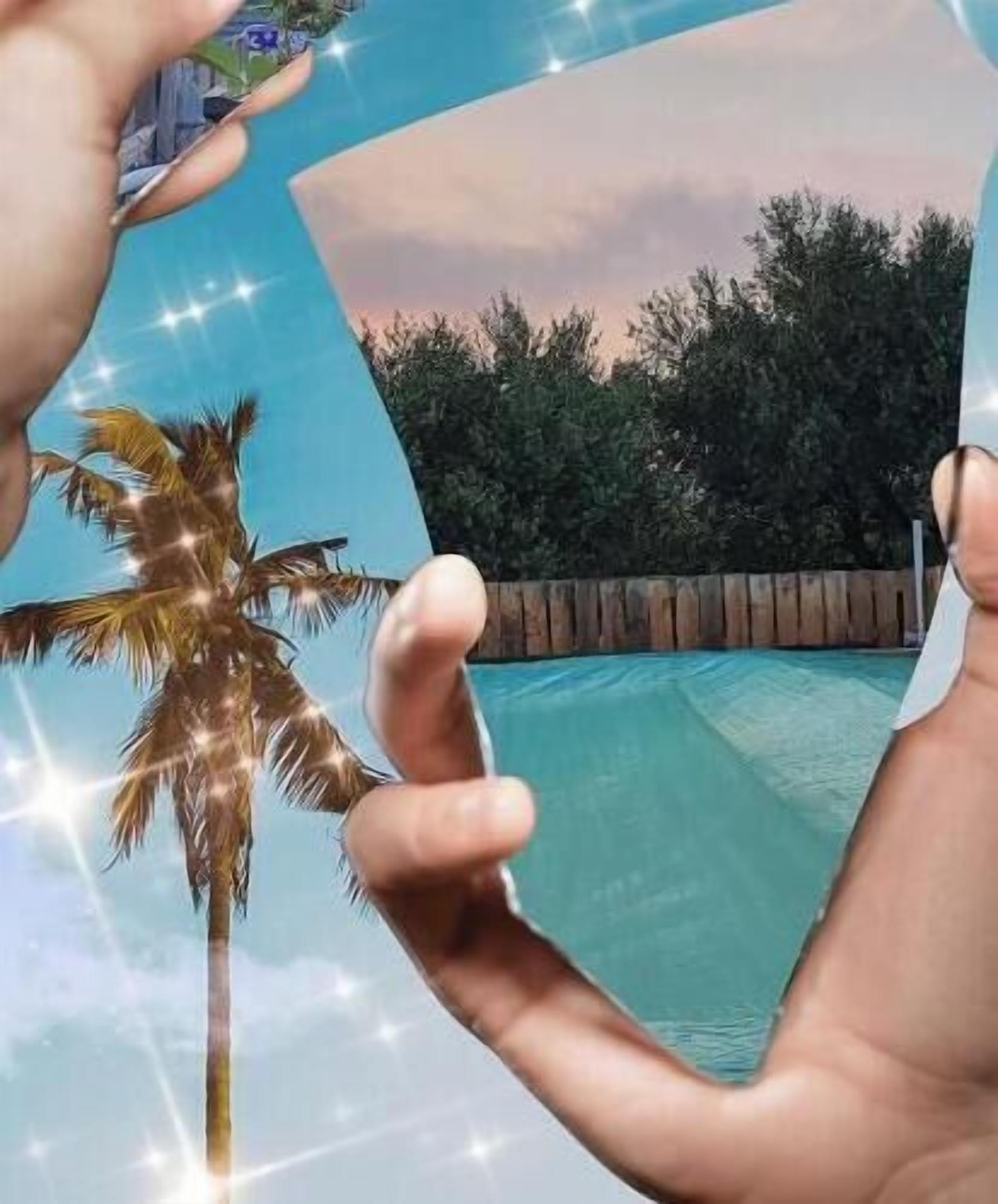 Une main tenant une carte sur laquelle on voit une piscine et des arbres en arrière-plan.