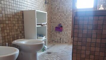 Basic Double or Twin Room | Bilik Mandi | Tuala disediakan, sabun, tisu tandas