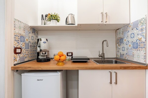 Stovetop, coffee/tea maker, electric kettle, cookware/dishes/utensils