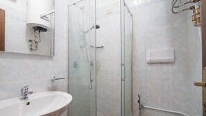 Ducha, secador de pelo, bidé y toallas