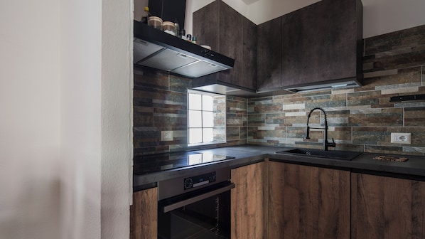 Microwave, stovetop, dishwasher, coffee/tea maker