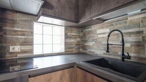 Micro-ondes, plaque de cuisson, lave-vaisselle, cafetière/bouilloire