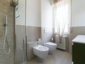 Douche, sèche-cheveux, bidet, serviettes fournies