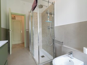 Dusche, Haartrockner, Bidet, Handtücher