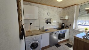 Kühlschrank, Ofen, Herdplatte, Wasserkocher mit Kaffee-/Teezubehör