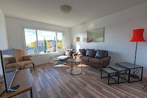 Living area - Spacious 4 Bedroom for Family Trip & Hot tub (Cochrane)