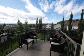 Property grounds - Spacious 4 Bedroom for Family Trip & Hot tub (Cochrane)