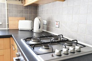 Kjøleskap, mikrobølgeovn, ovn og kaffetrakter/tekoker