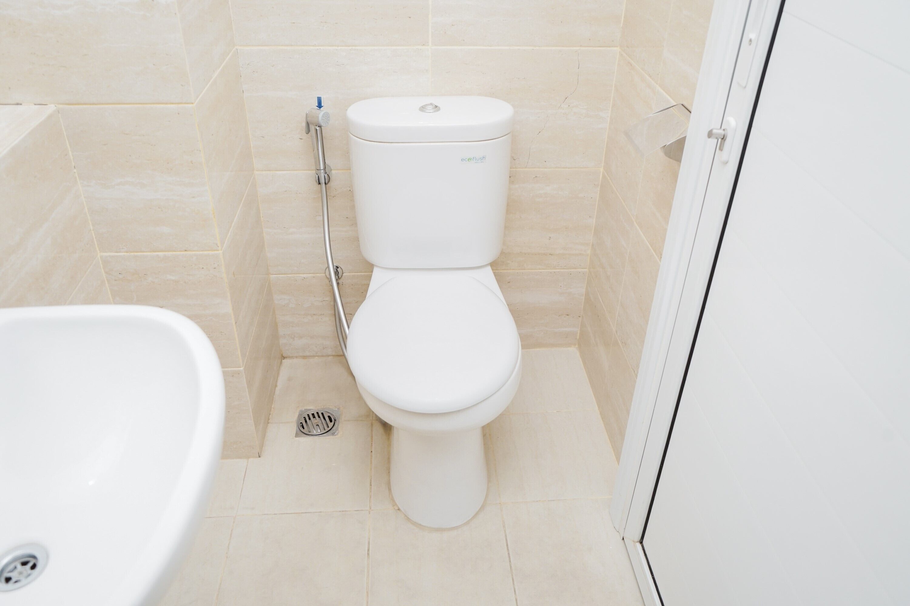 Un baño con inodoro, lavabo y ducha.