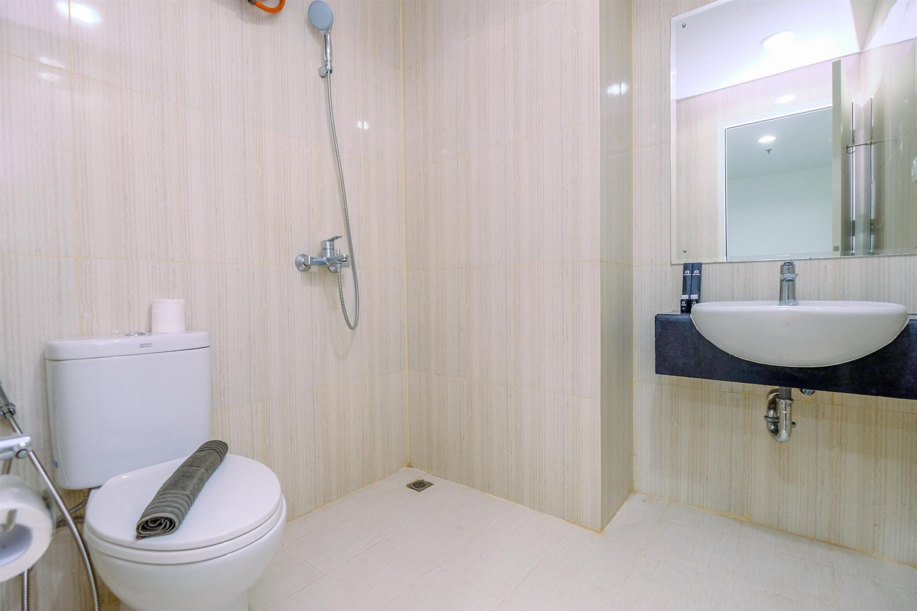 Un bagno con il water, una doccia e un lavandino.