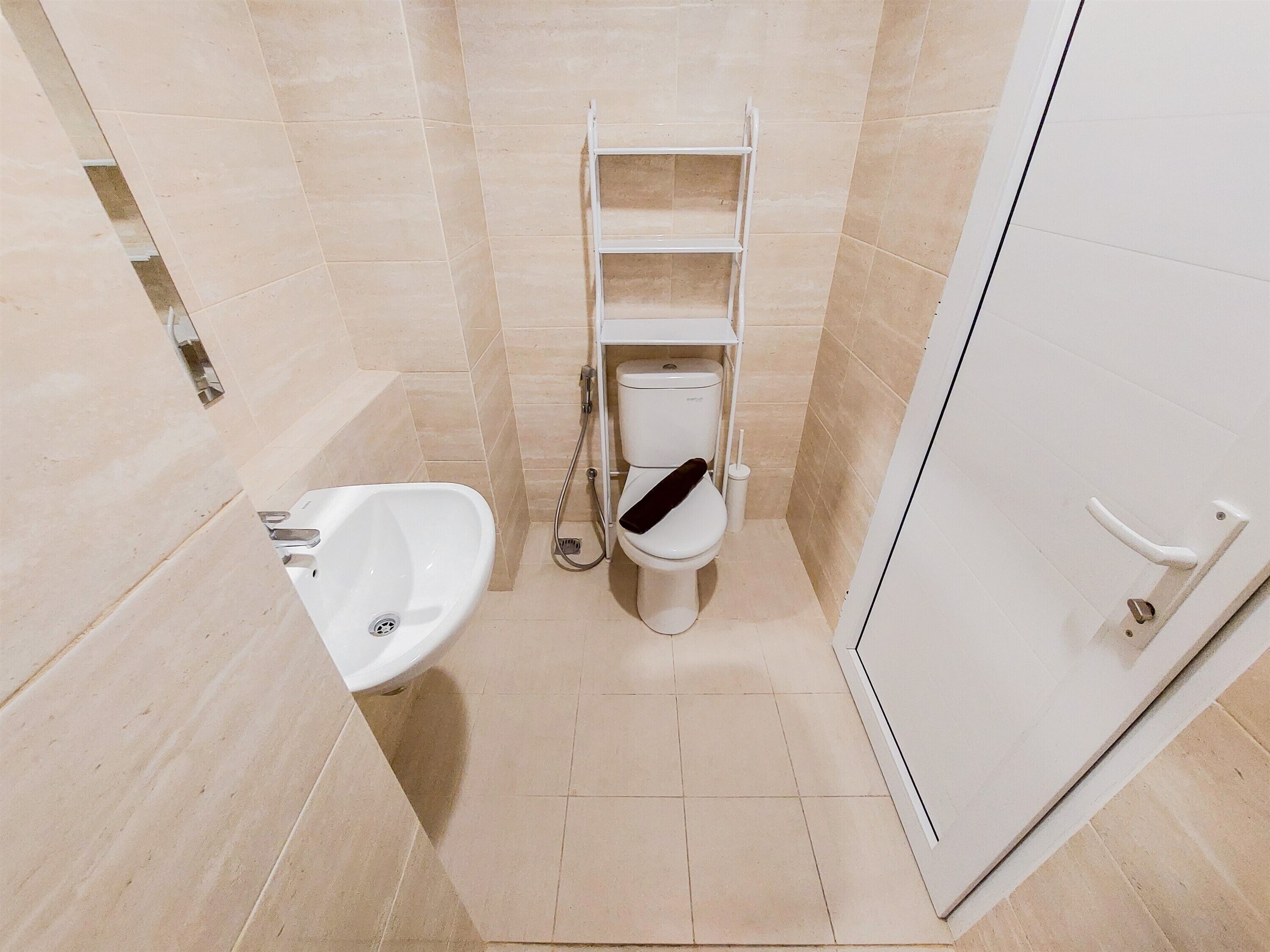 Un baño con lavamanos, inodoro y ducha.