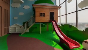 Un espace de jeux pour enfants avec un toboggan, une cabane en bois et une vue dégagée grâce à de grandes fenêtres.