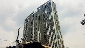 Ein Hochhaus mit mehreren Balkonen und einem modernen architektonischen Design.