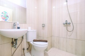 Bathroom - Comfort Stay Studio at 6th Floor Sentul Tower Apartment (Citaringgul)