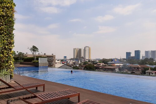 Fully Furnished with Cozy Design Studio Apartment at Springwood Residence