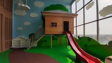 Zona de jocs infantil: coberta