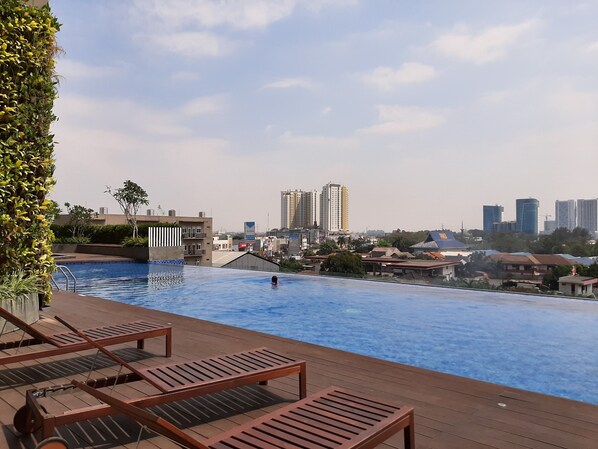 Una piscina al aire libre