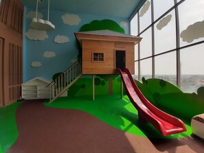 Zona de juegos infantil cubierta