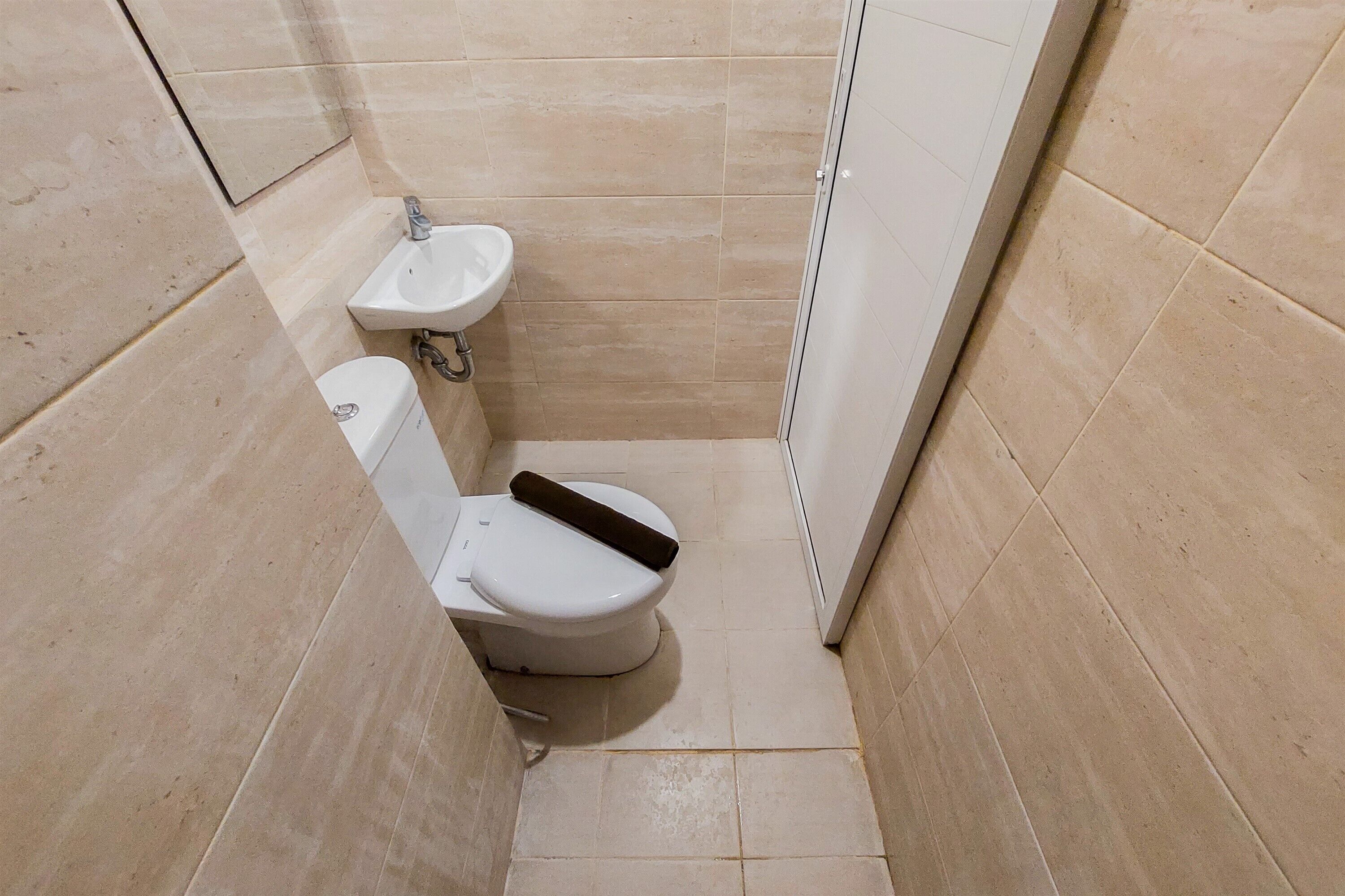 Ein kleines Badezimmer mit Toilette, Waschbecken und Dusche.