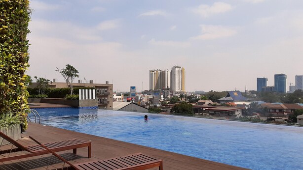 Pool - Fully Furnished with Cozy Design Studio Springwood Residence Tangerang Apartment (Tangerang)