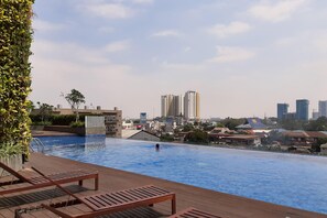Outdoor pool - Fully Furnished with Cozy Design Studio Springwood Residence Tangerang Apartment (Tangerang)
