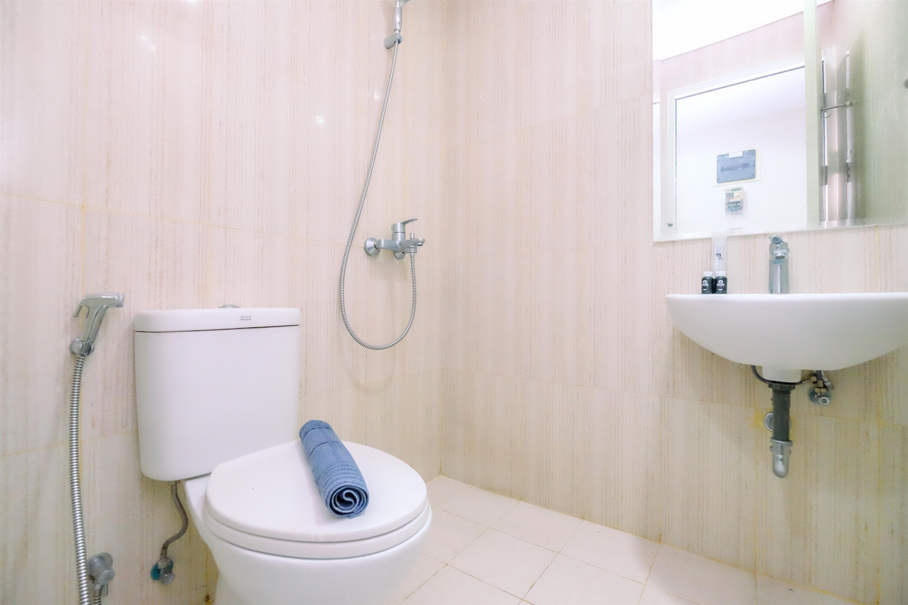 Un baño con inodoro, ducha y lavabo.