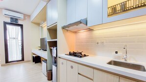 Una cocina moderna con estufa integrada, un lavamanos y armarios.