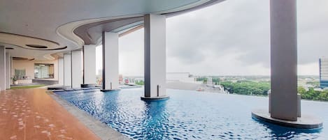 Hồ bơi ngoài trời