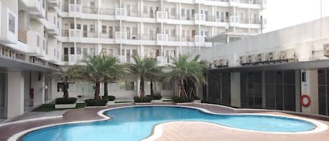 Hồ bơi ngoài trời