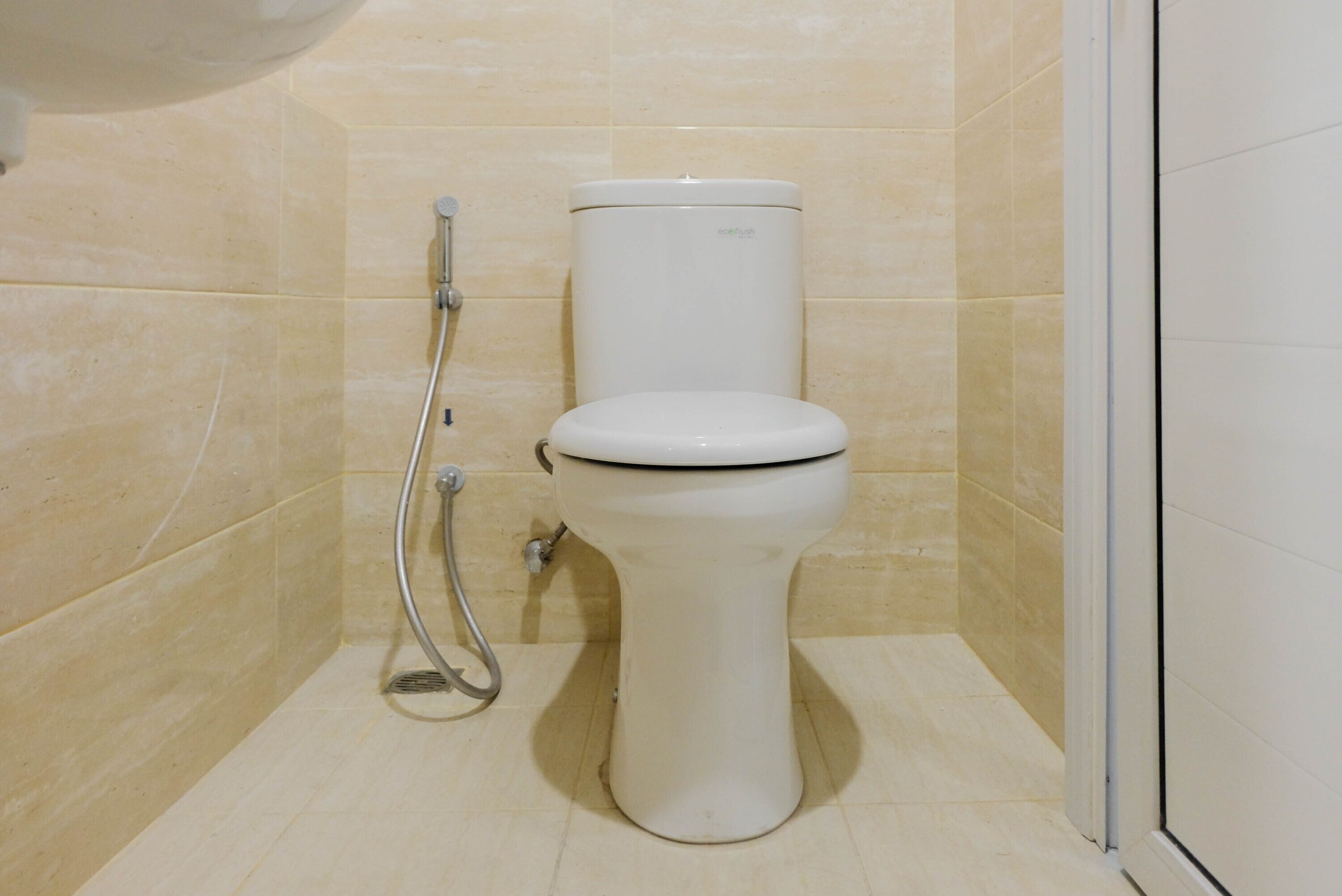 Egy fürdőszoba, amelyben WC, zuhanyzó és mosdókagyló található.