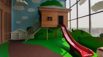 Área de juegos infantiles bajo techo