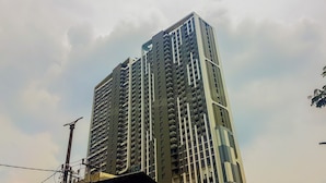 Un immeuble de grande hauteur doté de nombreux balcons et d’une architecture moderne.